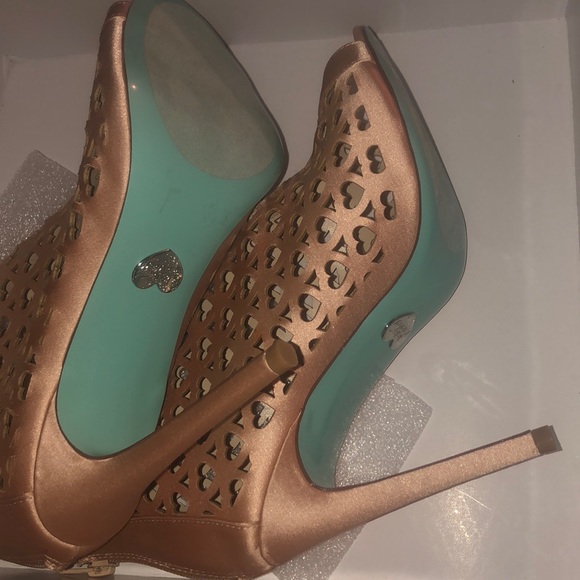 Betsey Johnson peep nude hearts satin 8 - Picture 6 of 8